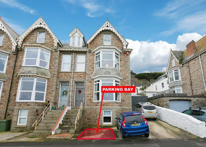 Island Studio With On-Site Parking